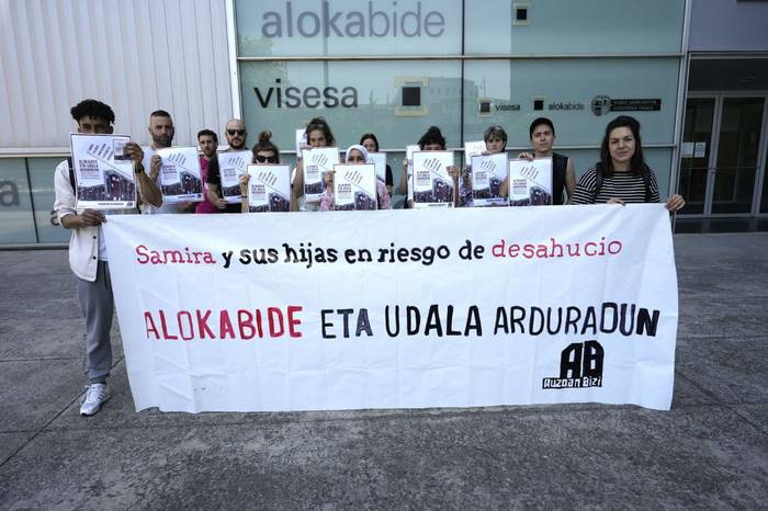 Adin txikikoak dituen familia bat etxegabetze arriskuan dago Gasteizen