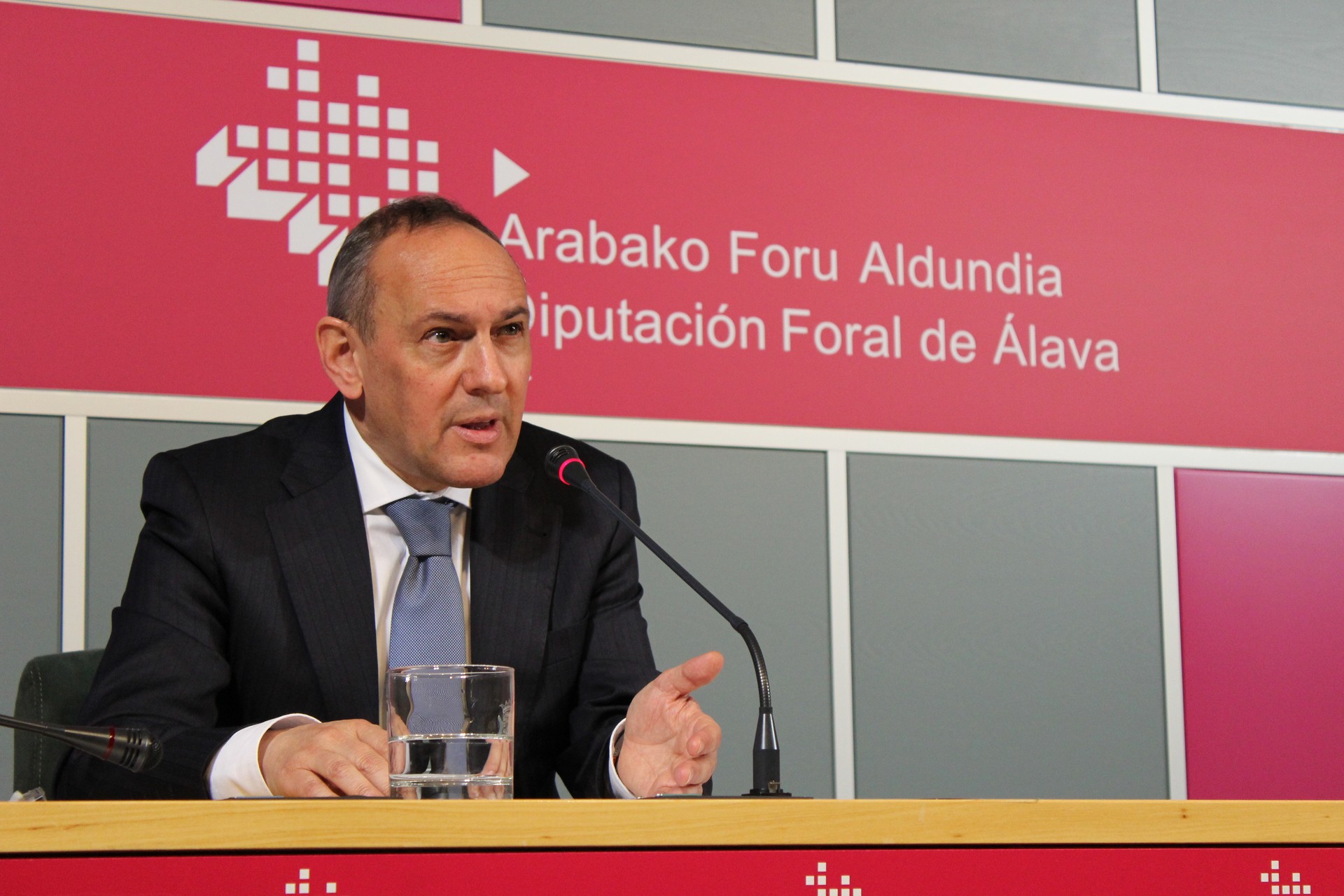 2012ko abenduko "aparteko" paga osorik itzuliko du Aldundiak