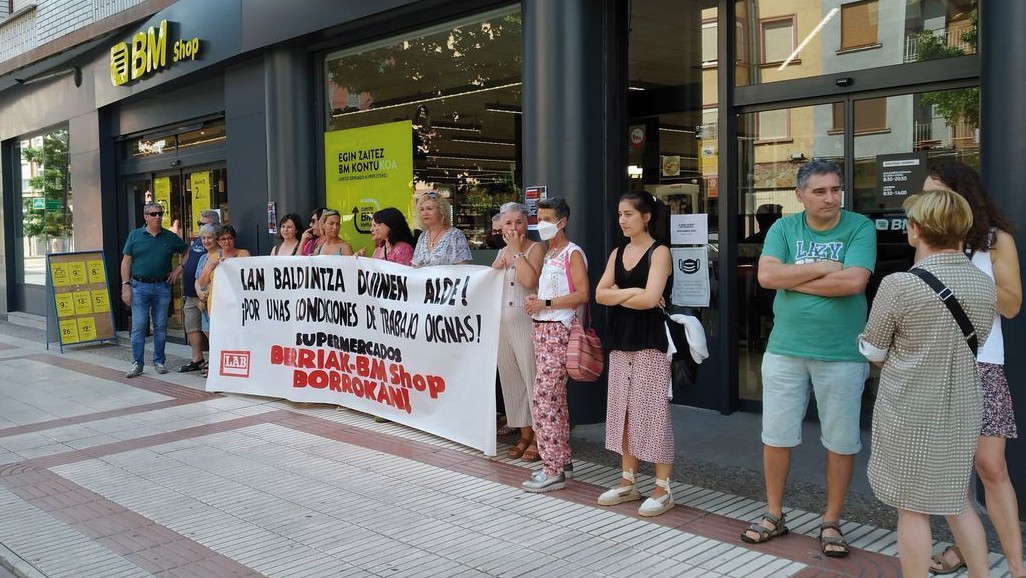 Grebara doaz BM Shop dendetako langileak, dendak ixteko "arrazoi nahikorik ez" dagoelako