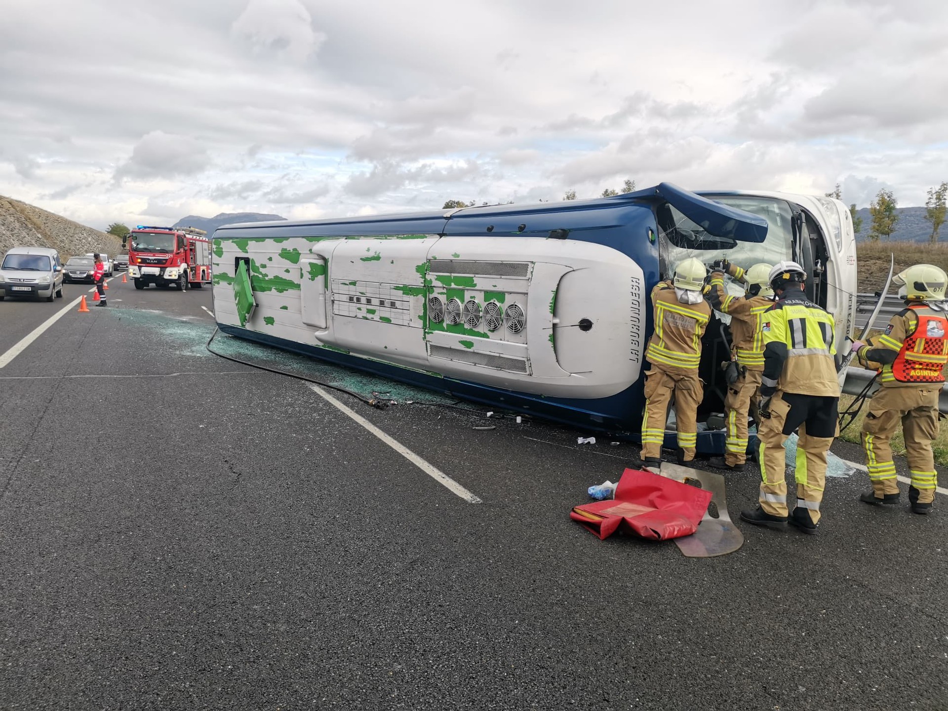 Sei zauritu Iruñea-Gasteiz lineako autobus bat iraulita