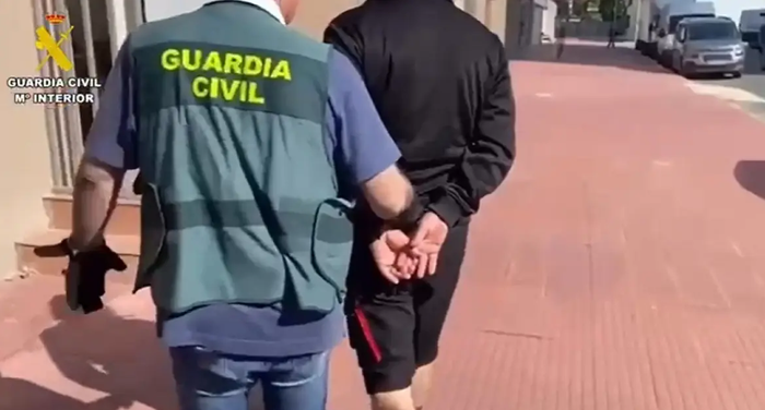 Haur pornografia ugari aurkitu diote Gasteizen atxilotutako gizon bati