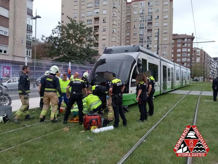 Tranbiak emakume bat harrapatu du Calasanz ikastetxearen parean