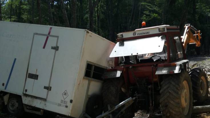 Gizon bat hil da traktorean izandako istripuan