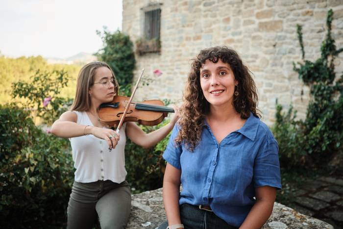 Ipuin kontaketak han eta hemen