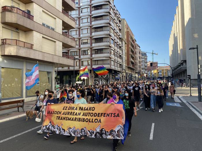 Gasteizko kaleak hartu dituzte LGTBIfobiaren eta faxismoaren aurka