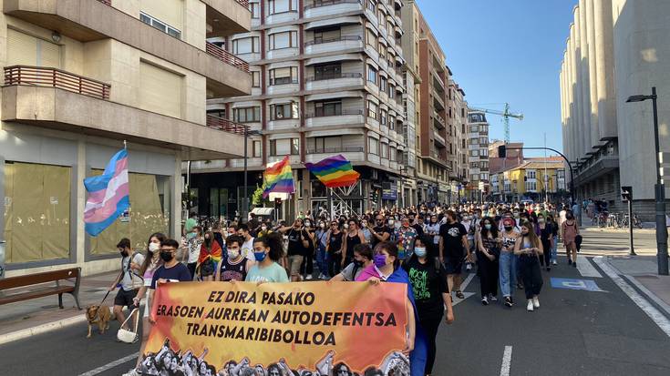 Gasteizko kaleak hartu dituzte LGTBIfobiaren eta faxismoaren aurka