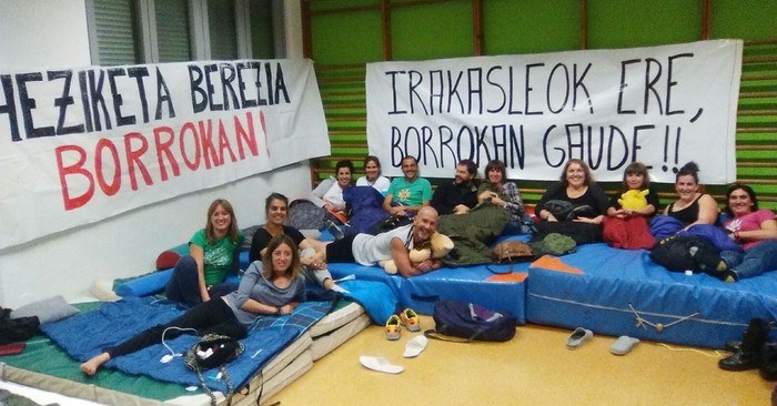 Hezkuntzako profesionalen egoera salatzeko protesta egin dute Kanpezun