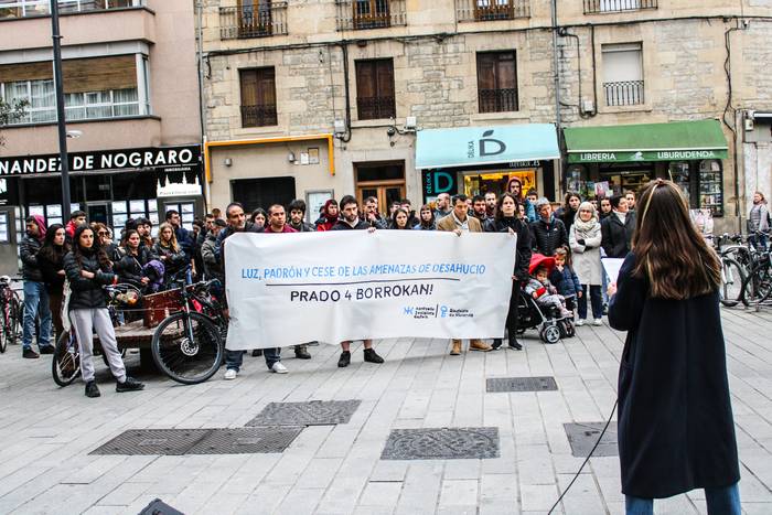 Elkarretaratzea egin dute Prado kaleko bizilagunen egoera salatzeko