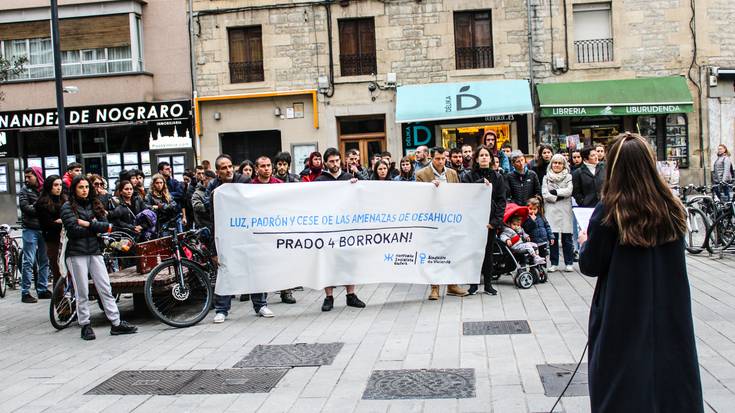 Elkarretaratzea egin dute Prado kaleko bizilagunen egoera salatzeko