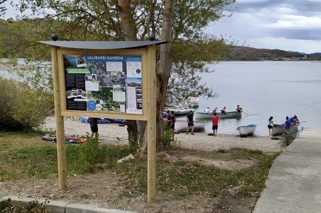 Azalpen panelak Uribarri Ganboako urtegi azpian desagertutako herriak gogorarazteko