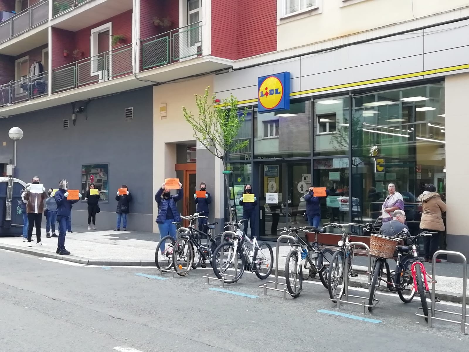 Lidleko langileek "bidezko ordainsaria" eskatu dute lan gainkargagatik