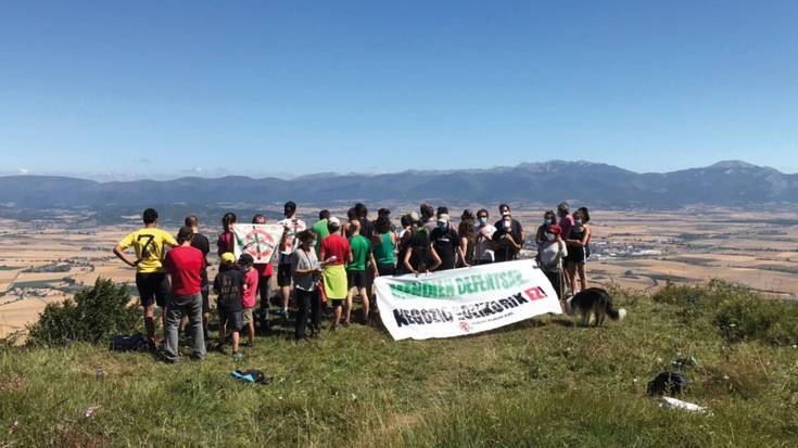 Bizkarra eman diote parke eolikoari