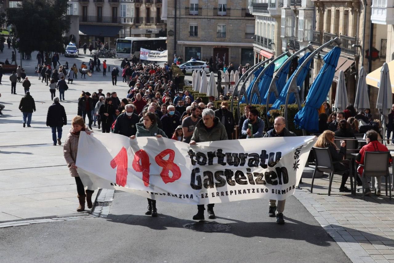Gasteiz eta Aiaraldeko 250 tortura kasuen aitortza eta erreparazioa exijitu dute