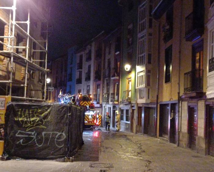 Sute bat piztu da Santo Domingo kaleko etxebizitza batean