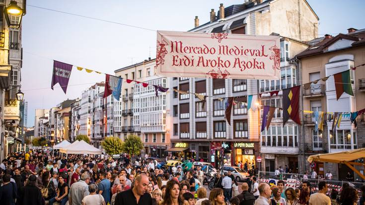 Erdi Aroko Azoka asteburu honetan itzuliko da Gasteizera