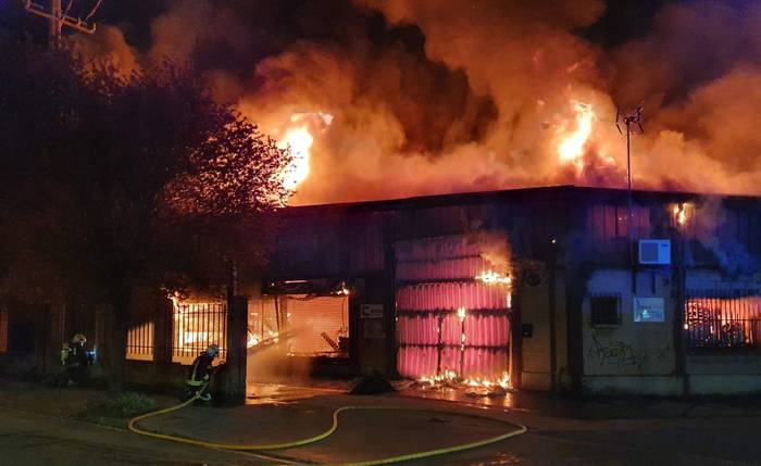 Sute batek kalte handiak eragin ditu Gamarrako hiru pabilioi industrialetan