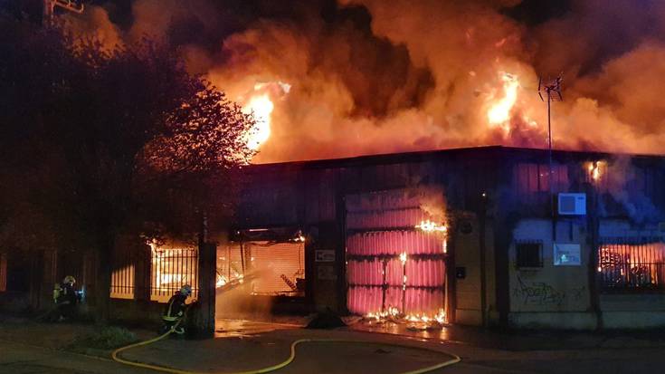 Sute batek kalte handiak eragin ditu Gamarrako hiru pabilioi industrialetan