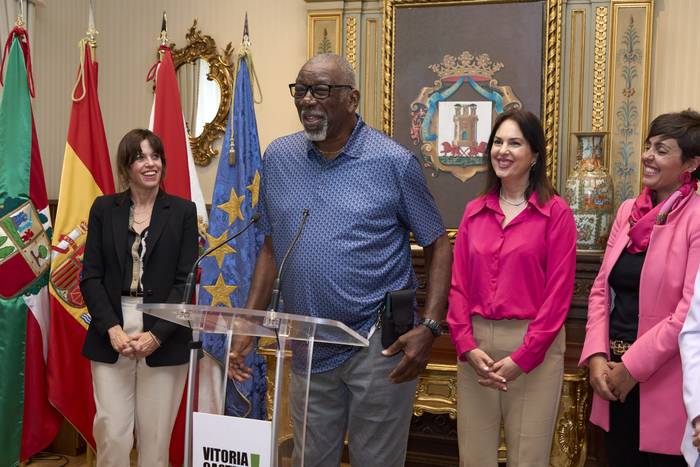 Essie Hollis jokalaria omendu dute