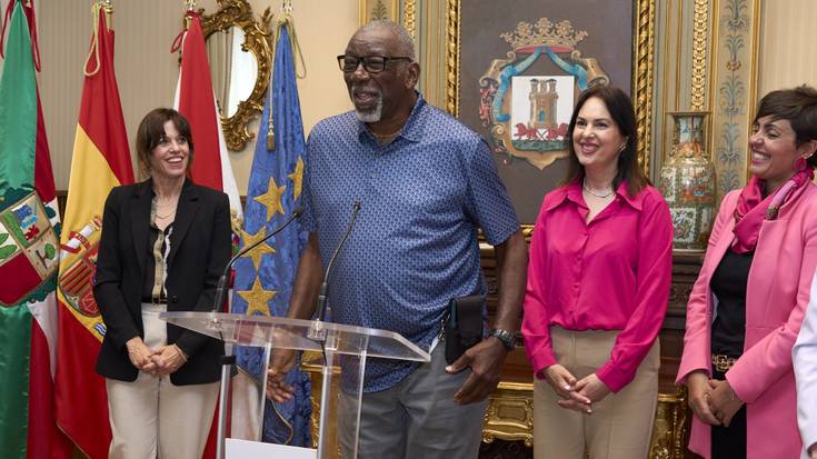 Essie Hollis jokalaria omendu dute