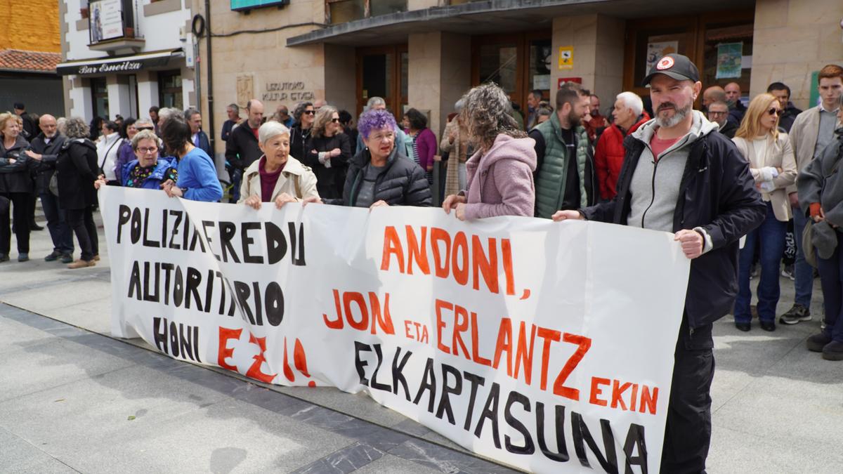 Eredu polizial "autoritarioa eta korporatiboa" salatu dute Legution