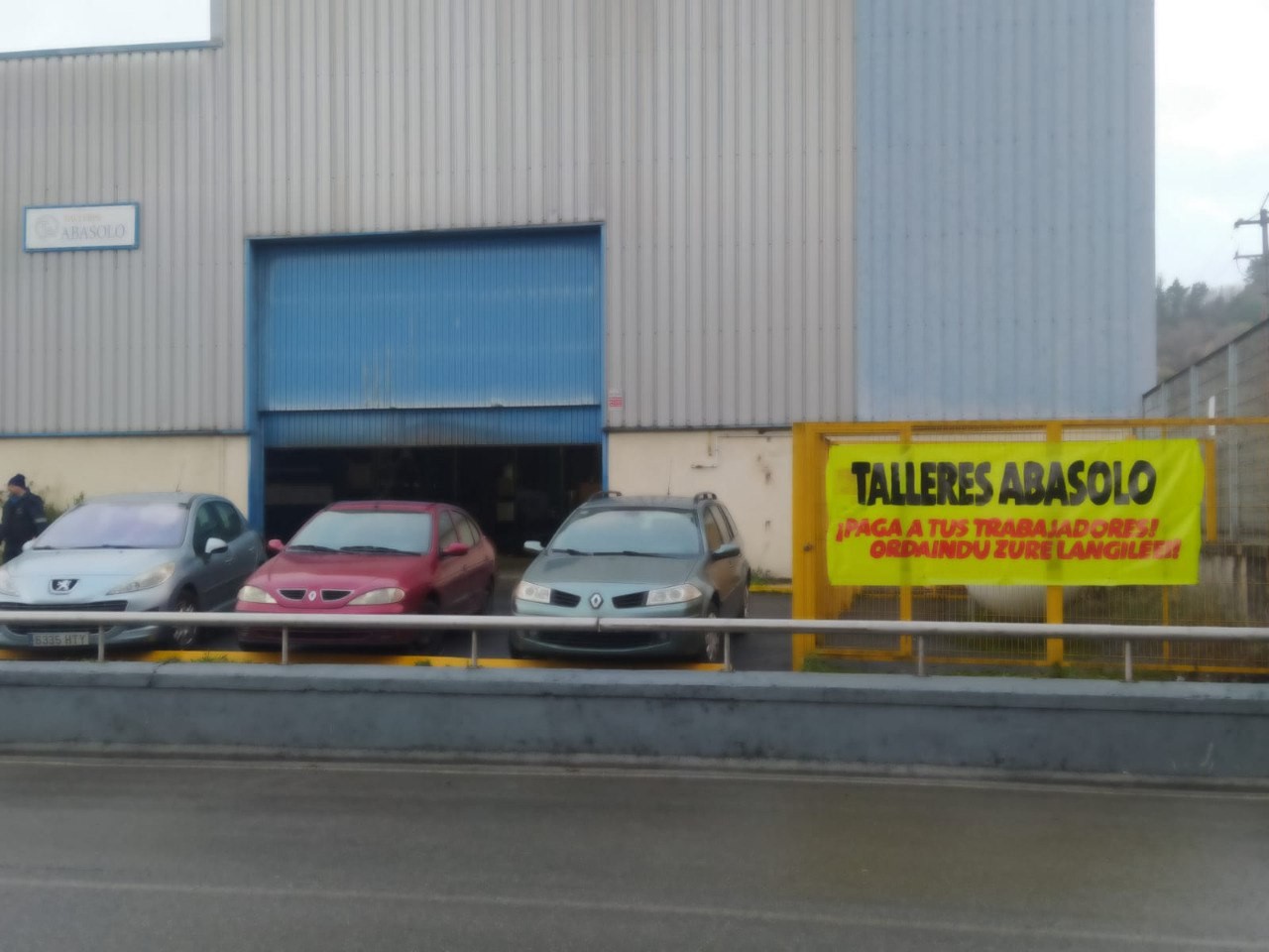 Greba mugagabeari ekin diote Talleres Abasolon, zor zaizkien nominak kobratzea exijitzeko