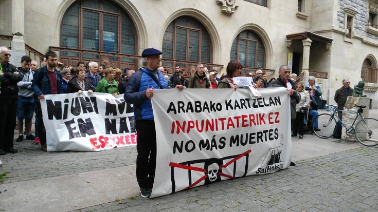 Zaballan hil den azken presoaren familiak auzitegietara joko du