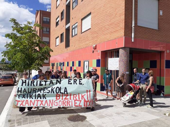 Txantxangorri haurreskola publikoa itxi dute, langile eta familien protesta artean