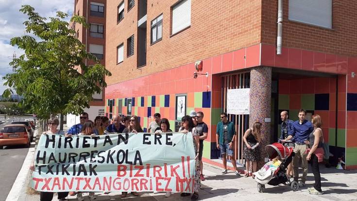 Txantxangorri haurreskola publikoa itxi dute, langile eta familien protesta artean