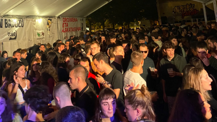 Aranbizkarreko jaietan pertsona bat botatzen saiatu ziren Espainiako kamiseta eramateagatik