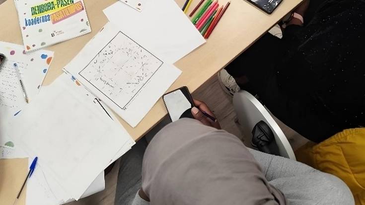 Mariturriko haurrek minbizia dutenentzako koadernoa prestatu dute