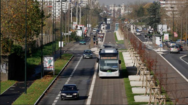 Autobus azkarraren kudeaketa-ereduak zalantzak sortu ditu oposizioan