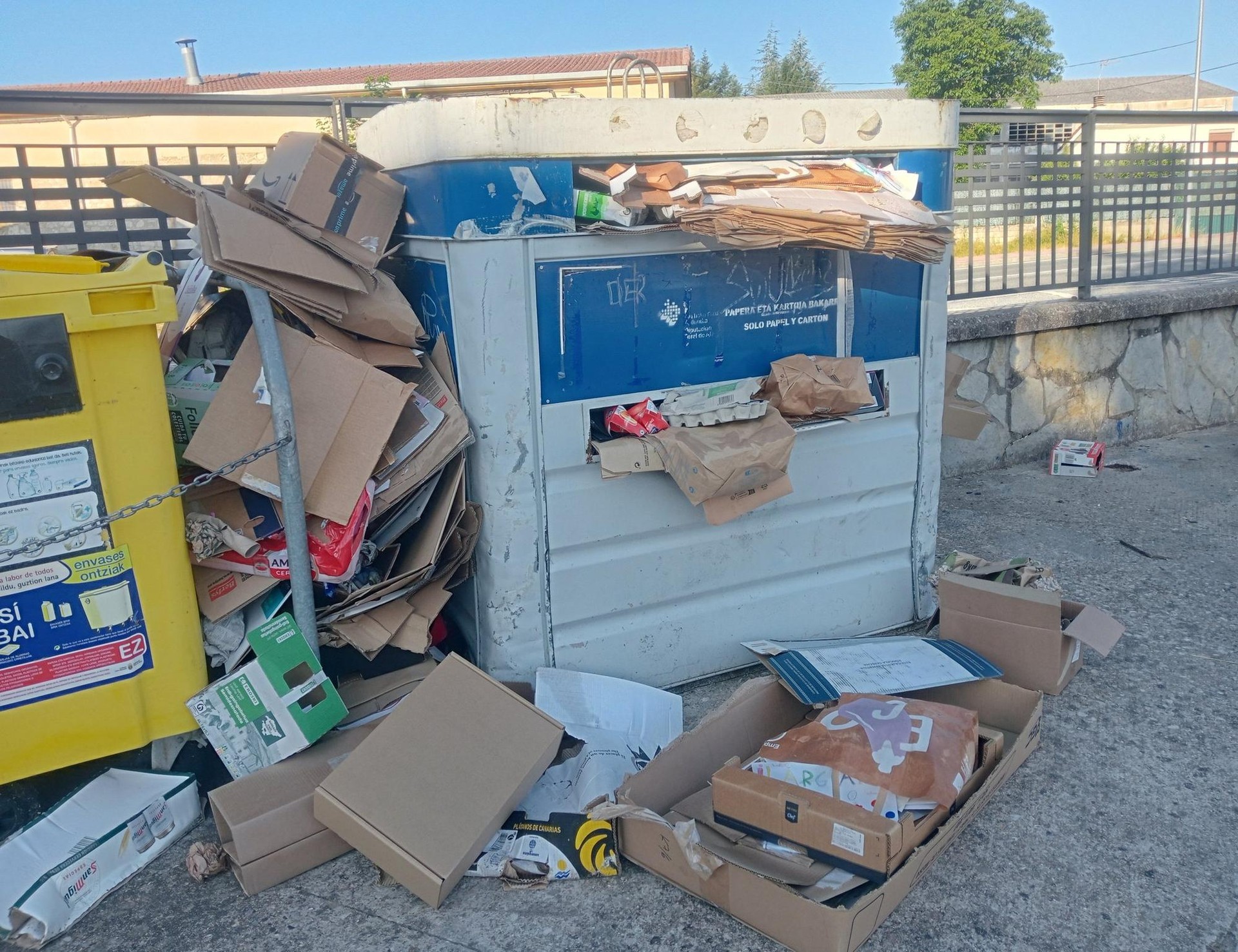 Kartoia eta papera biltzen dituen enpresa aldatuko du aldundiak