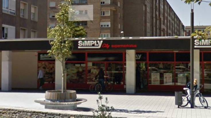 Gasteiz Etorbideko Simply denda igande eta jai egunetan zabalduko dute, LABek salatu duenez