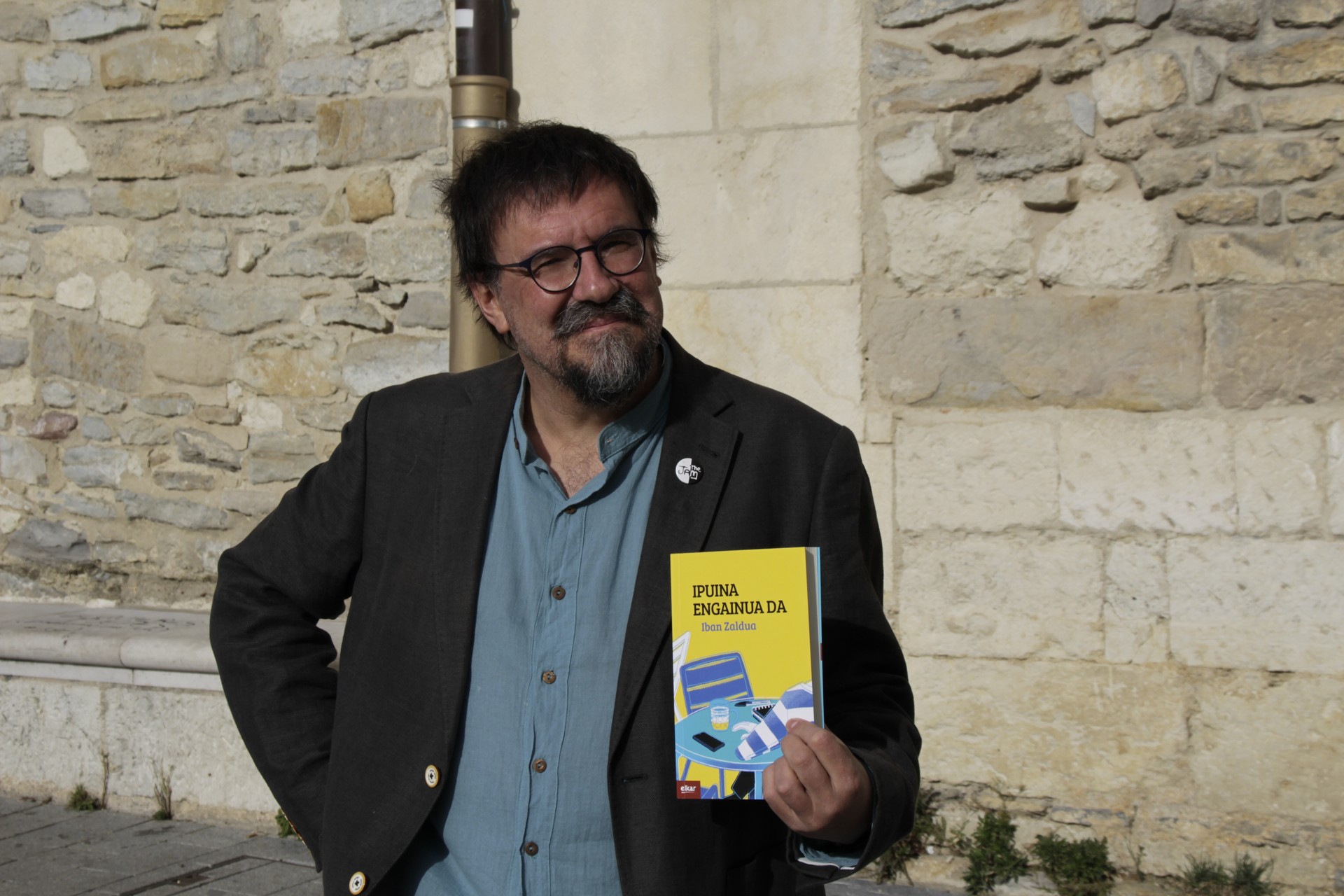 "Instagram literatura baterantz goazela iruditzen zait"
