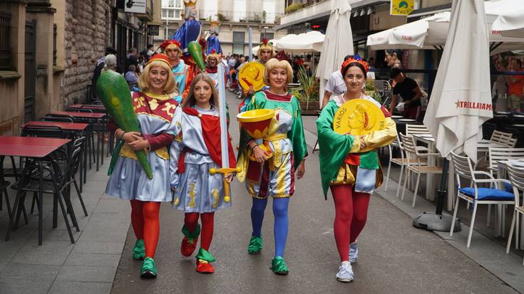Buruhandi eta erraldoien konpartsek Gasteizko kaleak alaitu dituzte