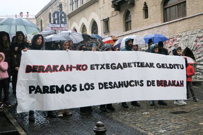 Berakahko etxegabetuentzako alternatiba: familia banandu eta auzotik urrundu