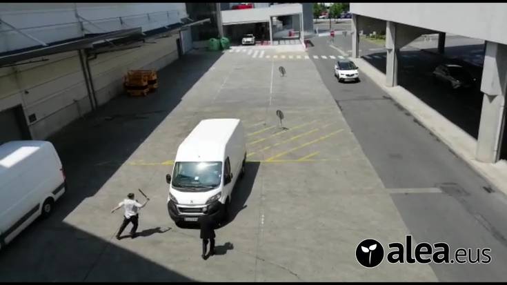 Gidari batek ihes egin du, Boulevardeko langile bat furgonetarekin harrapatu ostean