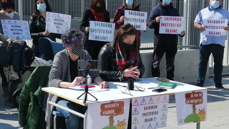 Salburua Institutuko obren atzerapena salatu dute Errekabarriko familiek