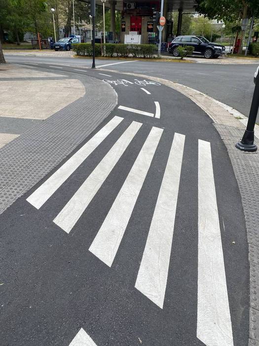 Bidegorriak, gorri beharrean beltz