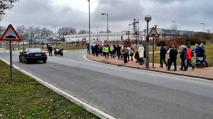 Gasolindegiaren aurka kalera atera dira Iturritxun