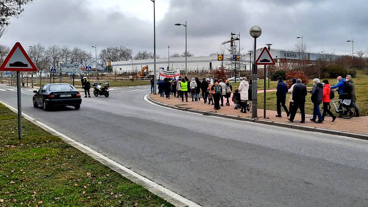 Gasolindegiaren aurka kalera atera dira Iturritxun