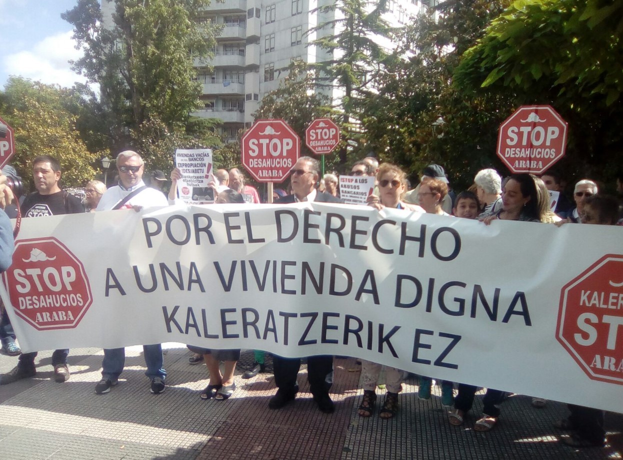 Lau seme-alaba dituen Dulantziko familia baten etxegabetzeaz ohartarazi dute