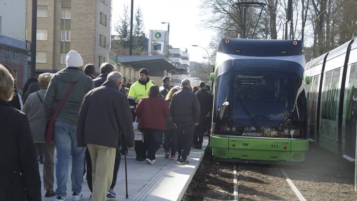 Unibertsitatera iritsi da Gasteizko tranbia