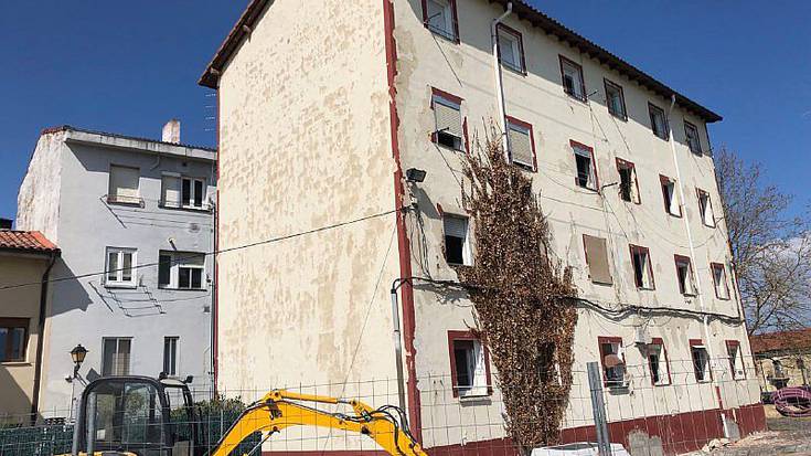 Aretxabaletako Nuñez erakina eraisten hasi dira