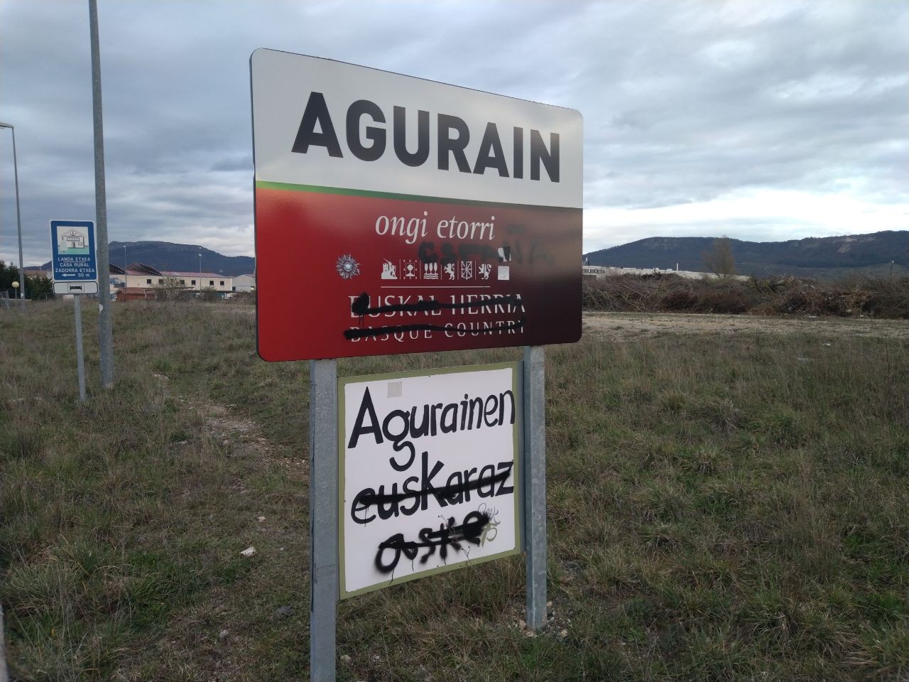 Margoketak agertu dira Aguraingo sarrerako kartelean