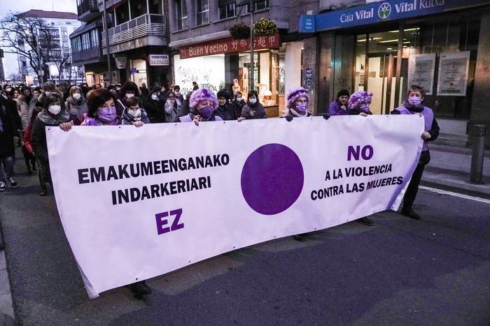 Gizon bat atxilotu dute Gasteizen, bikote ohia eta bere semea erasotzeagatik