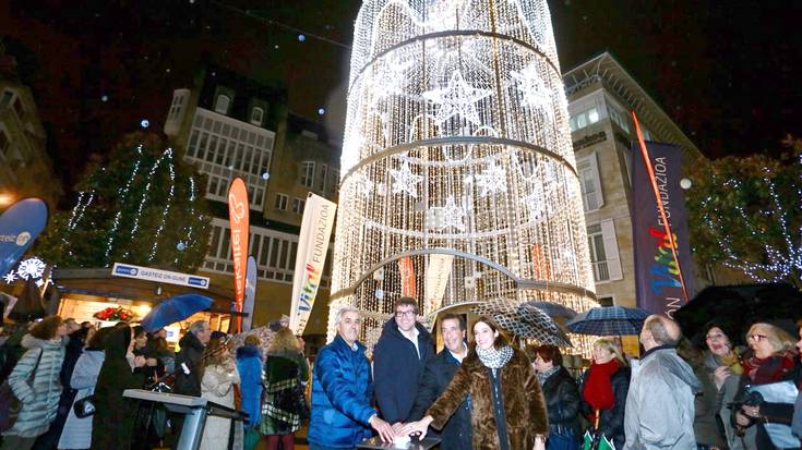 Eguberrietako argiztapena handituko dute Gasteizen