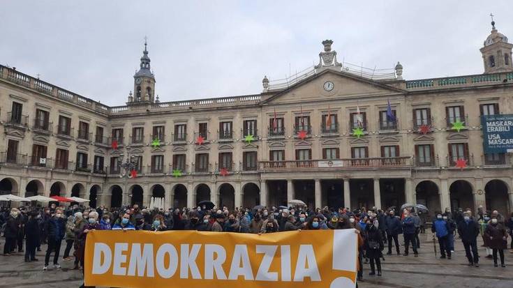 Demokrazia aldarrikatu dute Arabako plazetan