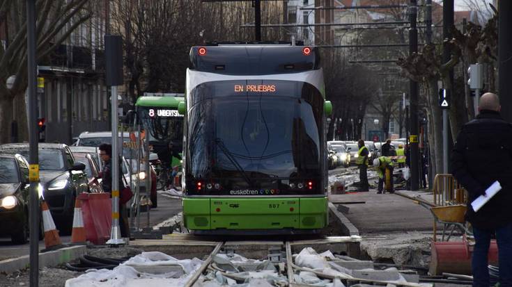 Lehen probak: hegoaldera zabaldu da Gasteizko tranbia