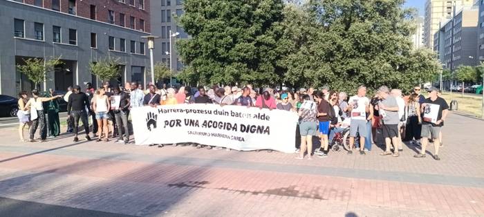 Udalaren presioen ondorioz asilo eskatzaileak kalean gelditu direla salatu du Salburuko Harrera Sareak